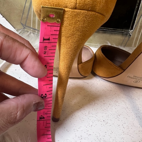 Gorgeous Olivia Ferragamo Heels in Mustard Color - Picture 5 of 8